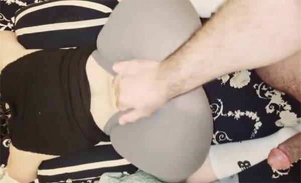 فیلم سکس ایرانی دختره کونش رو قمبل کرده وایساده مرده شارپ چند ضربه میزنه به کونش بعد با کص و کونش بازی میکنه بعد هم از کص و کون میکنتش