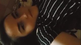 کلیپ وطنی باچهره از این دختر خانم خوشگل ناناز که معرف حضورتون که هست داره با یکی از مشتری هاش حرف میزنه اندام ناب هم که حرف نداره