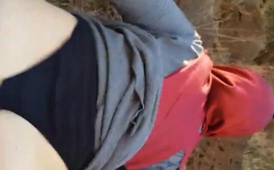 فیلم ایرانی کوتاه سکس میلف ایرانی با آقاش تو جنگل سکرت و مخفیانه که آقا نشسته زنه رو کیرش سرعتی داره سواری میده وسط جنگل و از محیط هم فیلمبرداری میکنه، کون محشری داره