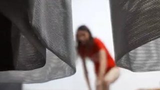 کلیپ وطنی مخفی از زیر پرده داره شلوارشو عوض میکنه