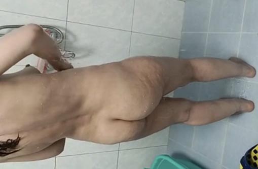 فیلم بیغیرتی جدید ایرانی از ممد بیغیرت و زن میلف که زنه تو حمام زیر دوشه ممد میره و از فیلم میگیره جق میزنه براش