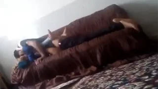 کلیپ سکس بیغیرتی ایرانی از زنو شوهر زابلی که پسر جوون اورده زنشو میکنه