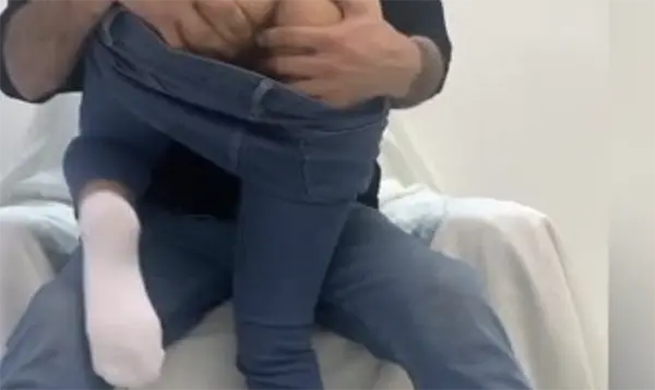 کلیپ سکس ایرانی دختره نشسته اول ساک میزنه بعد دختر و پسر باهم حال میکنن بعد هم رو کیر مرده کیر سواری میکنه